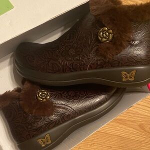 New Alegria  dark Brown Gorgeous Tooled Women's ankle boots 37